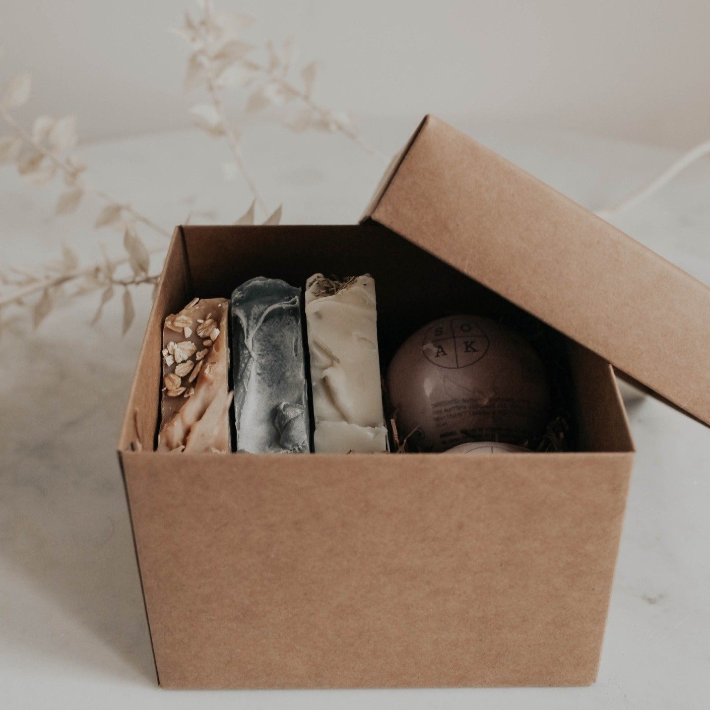 Gift Box: 2 Soap Bars + 2 Bath Bombs + 1 Soap Bag