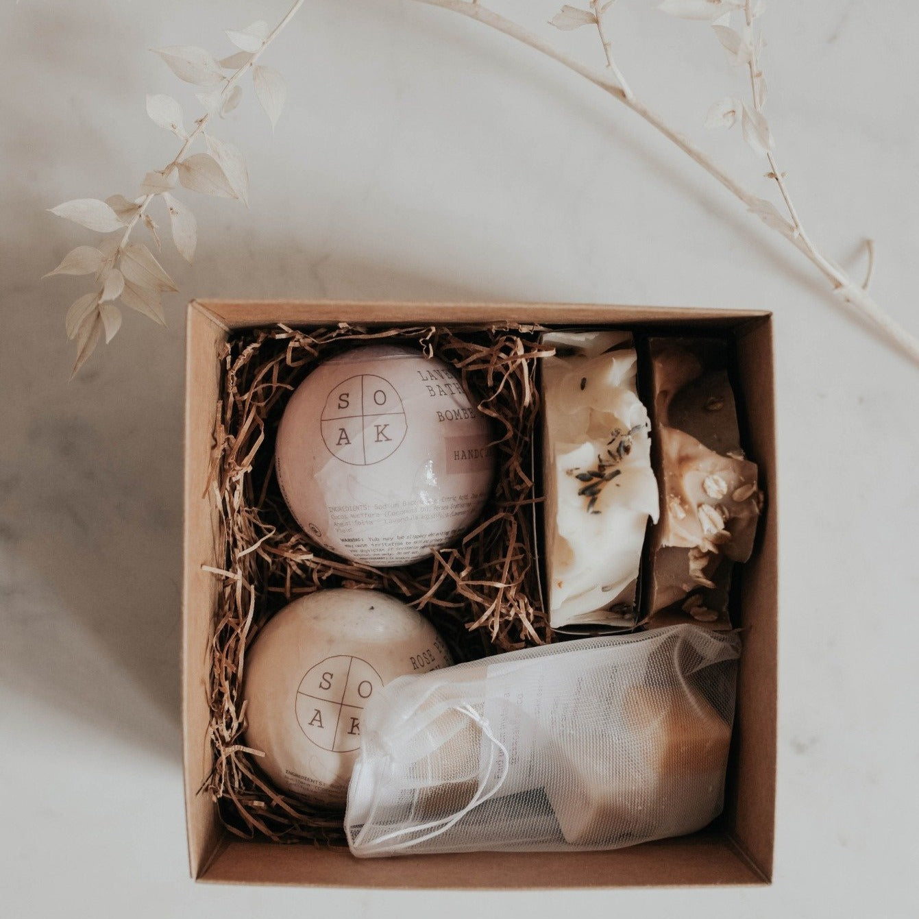 Gift Box: 2 Soap Bars + 2 Bath Bombs + 1 Soap Bag